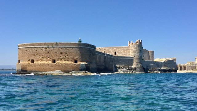 Castello_Maniace_from_the_sea.jpg