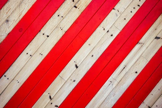 red-pattern-texture-lines.jpg