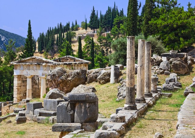 delphi-ancient-city-ruins-greece-mainland-tour-europe-dp7874493-1600_14.jpg