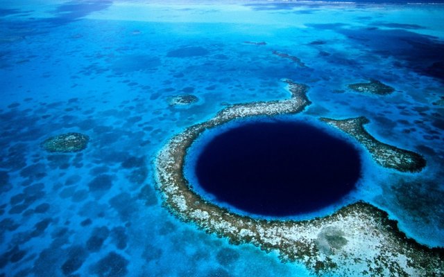 ws_The_Great_Blue_Hole_Belize_1920x1200.jpg