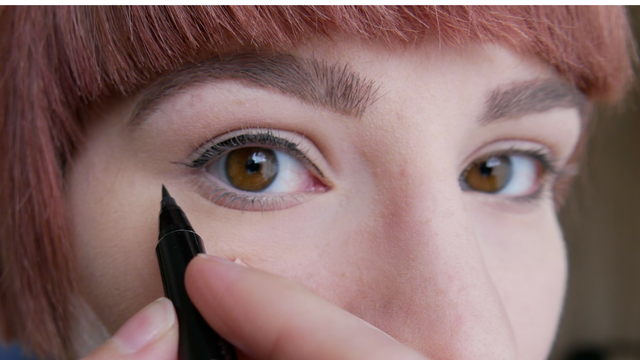 Winged eyeliner - guide line melissavandijkmakeuptutorials.png