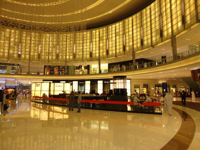 Dubai_mall_fashion_avenue.jpg