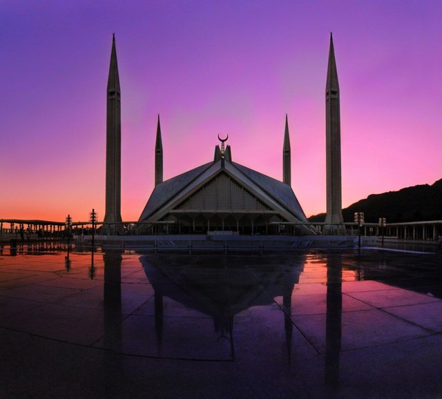 beautiful-Faisal-Mosque-Islamabad-Pakistan-1.jpg