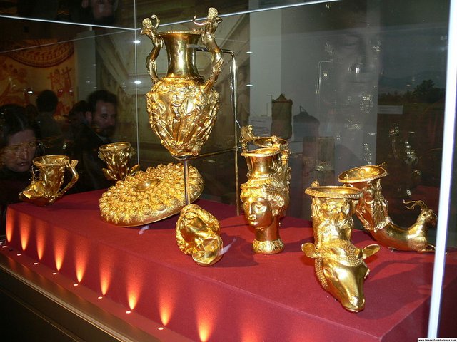 1024px-Thracian_treasure_NHM_Bulgaria.JPG