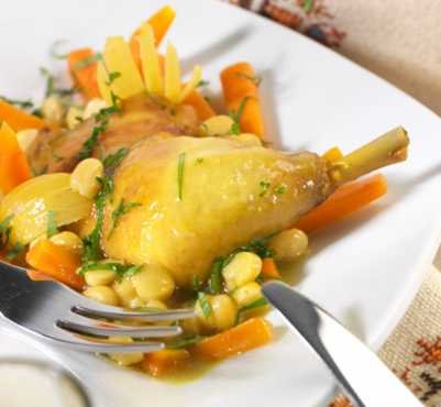 TAJINE-DE-POULET-AUX-CAROTTES-ET-AUX-POIS-CHICHES-401x370.jpg