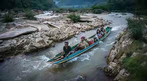 boat-speeding-down-river-nam-ou.jpg