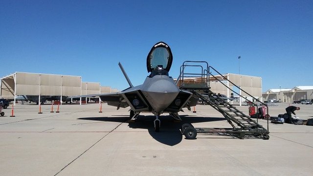 F-22 Raptor Front.jpg