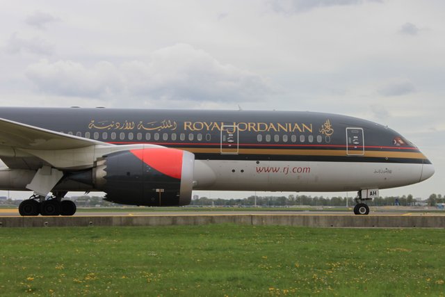 JY-BAH Royal Jordanian -B788 (2).JPG