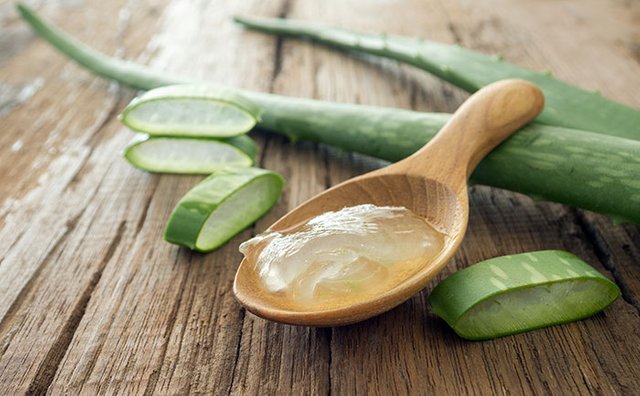 aloe-vera-gel-on-wooden-spoon-1.jpg