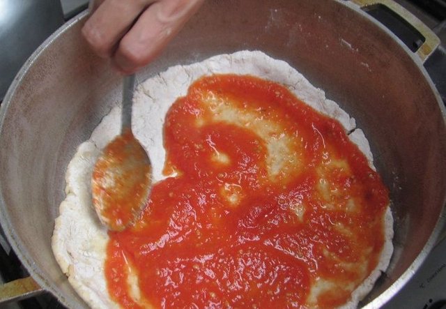 13- Cubrir la masa con la salsa de tomate.jpg