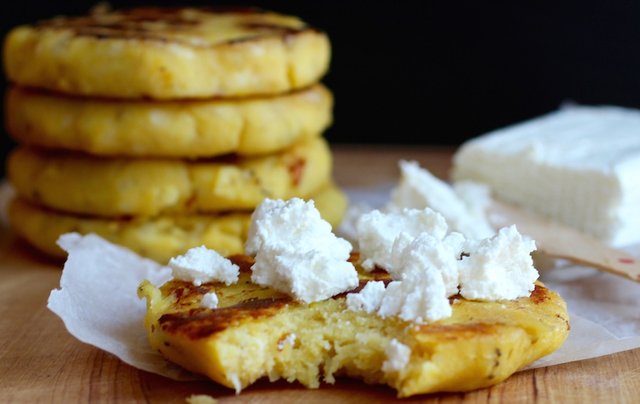 arepas-de-platano-maduro-y-queso.jpg