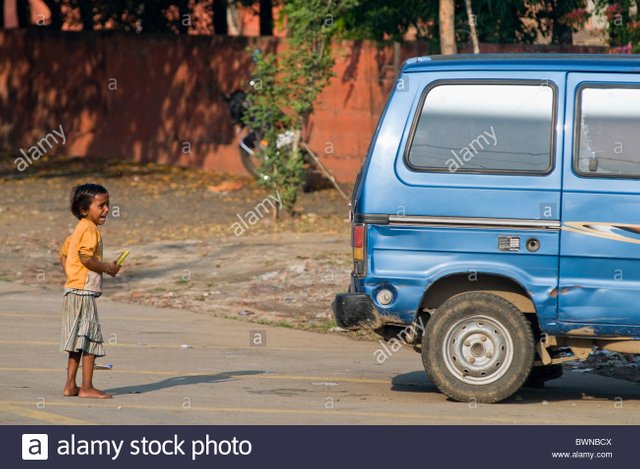 a-young-girl-crying-on-the-streets-of-bhopal-in-india-BWNBCX.jpg