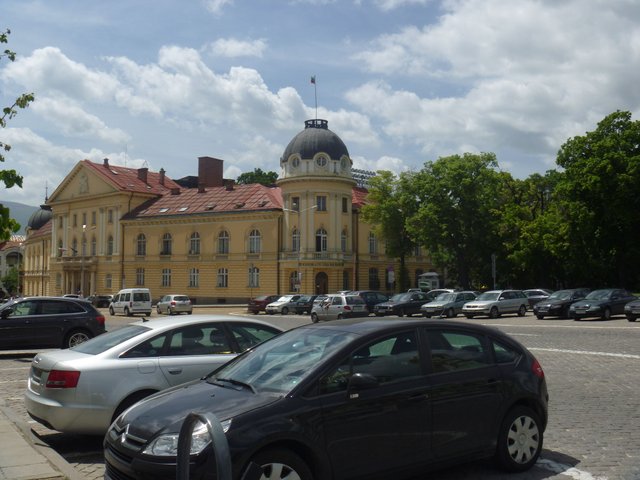 (96) Edificio gubernamental al lado de la Catedral Alexander Nevsky.JPG