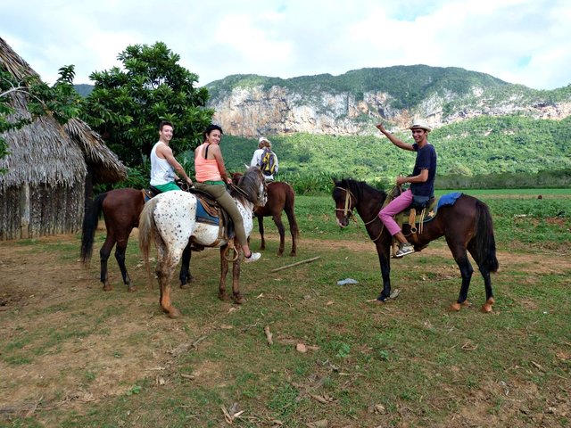 excursion-caballo-vinales-cuba-1.jpg