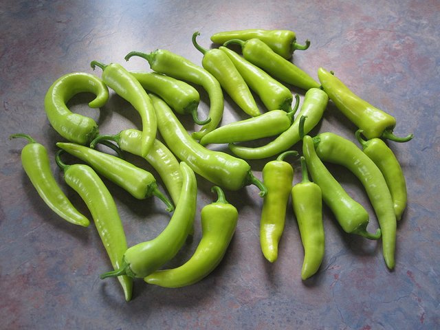 1024px-Banana_Peppers_20120903.jpg