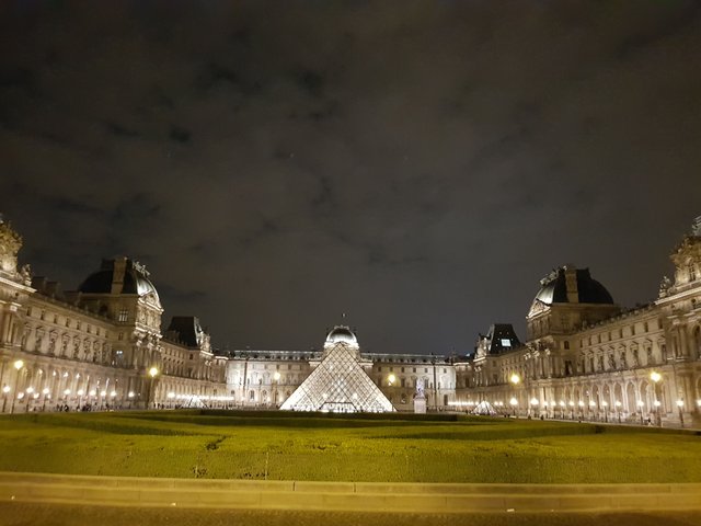 The louvre by night Paris France Steemit Fredrikaa.jpg