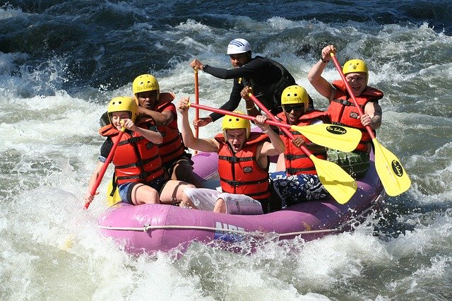 rafting-661716_640.jpg