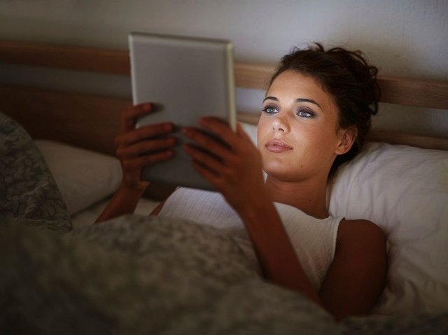 ereader sleep iStock_PeopleImages.jpg