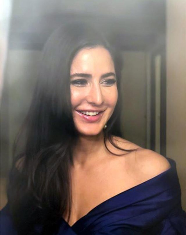 2Katrina-Kaifs-sexy-smile-will-make-your-day.jpg