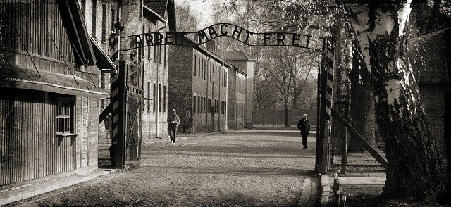 auschwitz-1066516_640.jpg