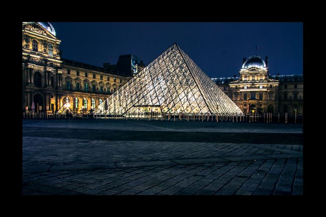 pyramide du louvre insta.jpg