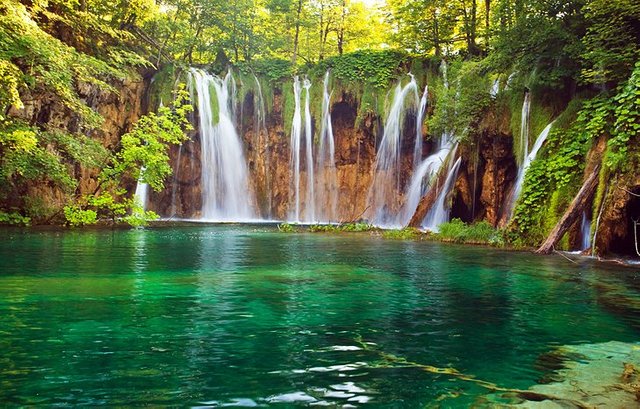 croatia-plitvice-national-park-waterfall-4.jpg