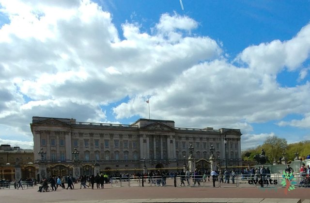 17.5.30 - Steemit - BuckinghamPalace - POTD.jpg