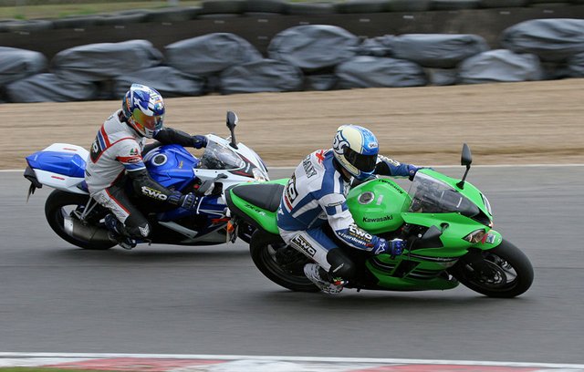 1280pxSuzuki_GSXR600_and_Kawasaki_Ninja_ZX6R__Flickr__exfordy.jpg