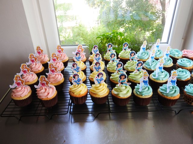 DISNEY PRINCESSES CAKE DECORATING USING 1M WILTON PIPING TIP 