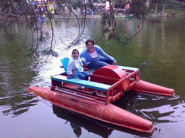 Maria y yo en la laguna.JPG