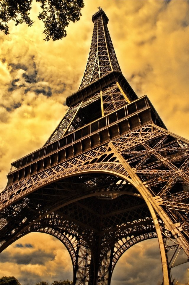 the-eiffel-tower-103417.jpg