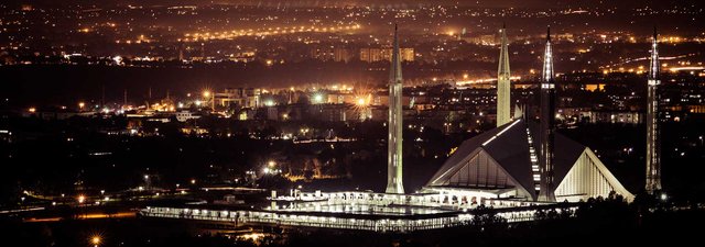 Faisal-Mosque-mosque-Islamabad-at-night.jpg