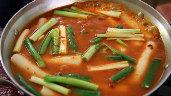 ddeokbokki_addingricecake-590x331.jpg