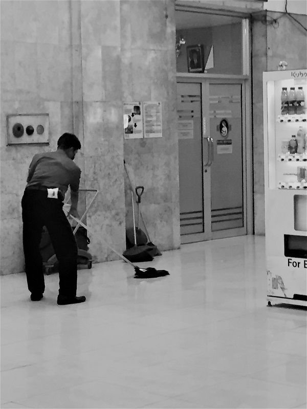 20180316-streetphotography-train-janitor-jakarta.jpg