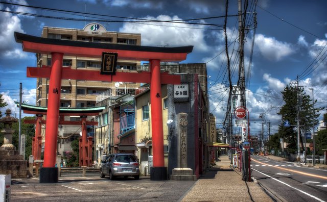 Giant_Torii_in_Road.jpg