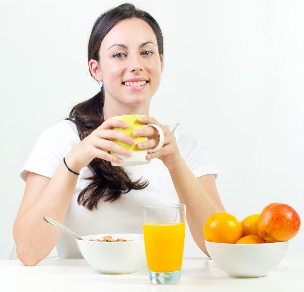 bastante-joven-mujer-desayunando-en-casa_1301-3750.jpg