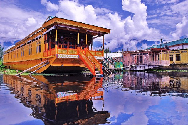 Dal_Lake,_srinagar_Kashmir.JPG