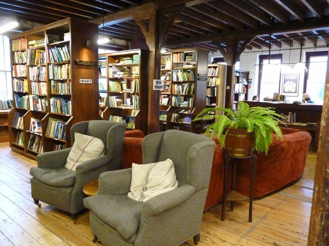 Hay on wye bookshops hotels pubs.jpg