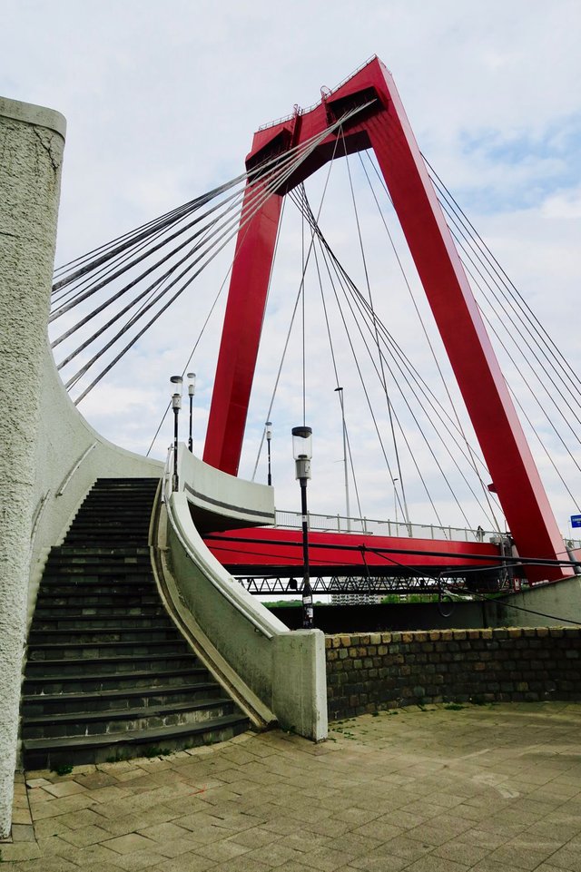 willemsbrug met trap.jpg