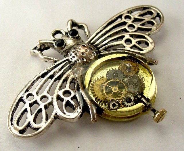 tick_tock__jr___steampunk_bee_pendant_by_polasian-d67nlkg.jpg