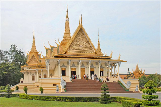 1024px-Le_Palais_Royal_(Phnom_Penh)_(6997773481).jpg