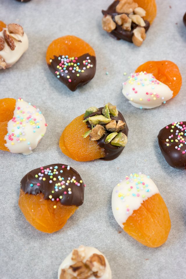chocolate-dipped-apricots-1.jpg