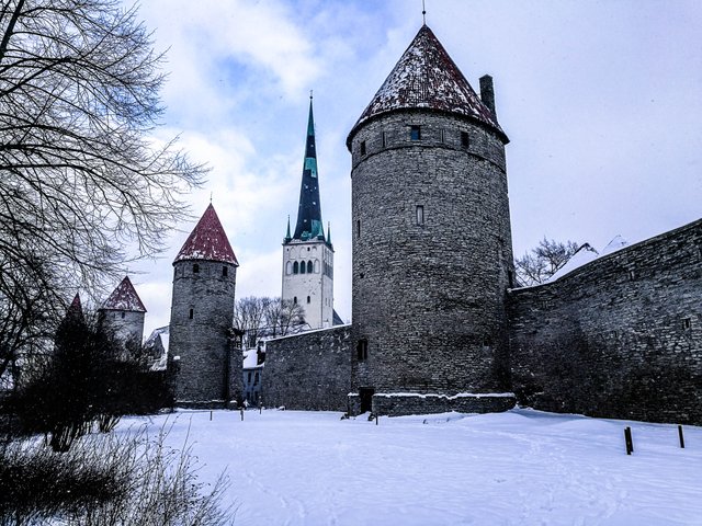 city-walls-of-tallinn-old-town.jpg