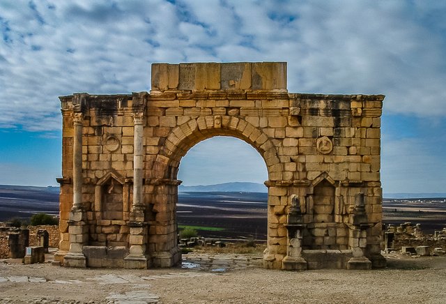 10_24_03_Volubilis_Triumphal_Arch_03.jpg