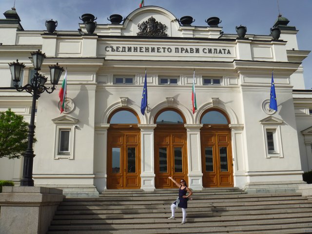 (103) Ruth frente al Parlamento.JPG