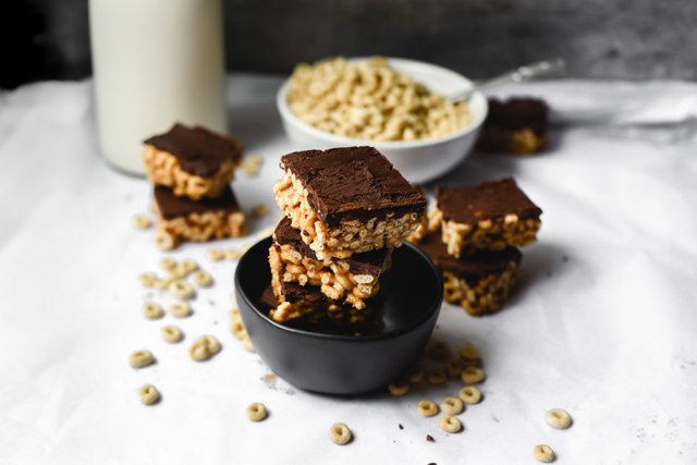 4-Ingredient Peanut Butter Chocolate Cereal Bars (10).jpg