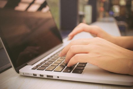 manos femeninas escribiendo en computadora.jpg