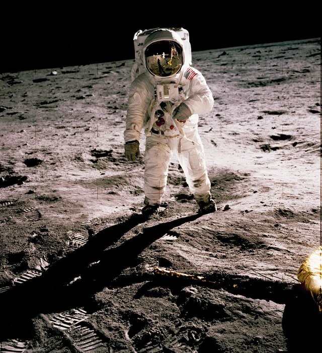 Armstrong-Aldrin-superficie-lunar.jpg