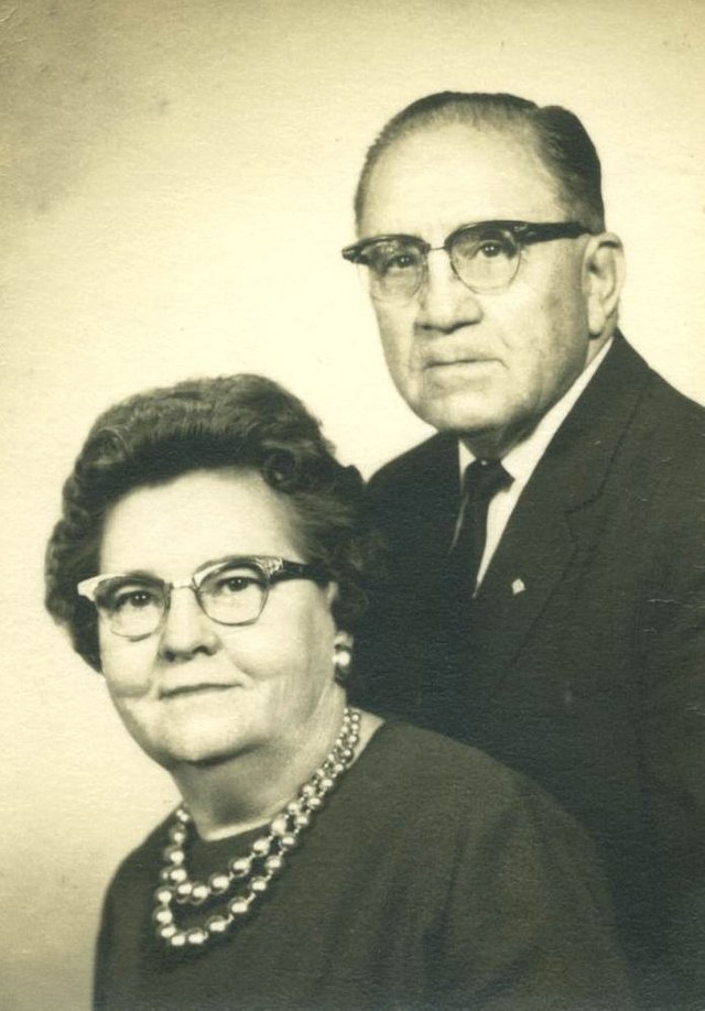 Isaías Valdivia y señora Oline c 1950.JPG