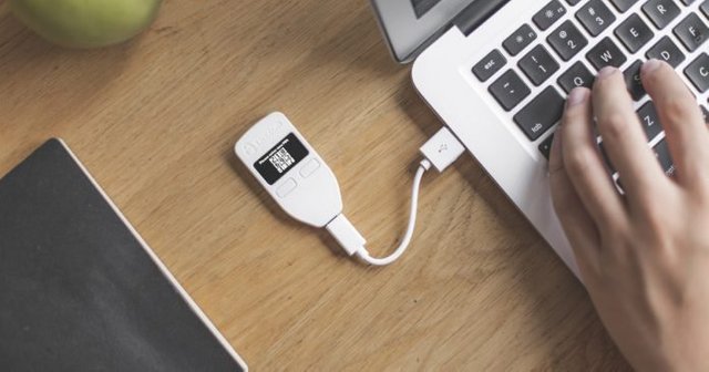 trezor_social01-696x365.jpg